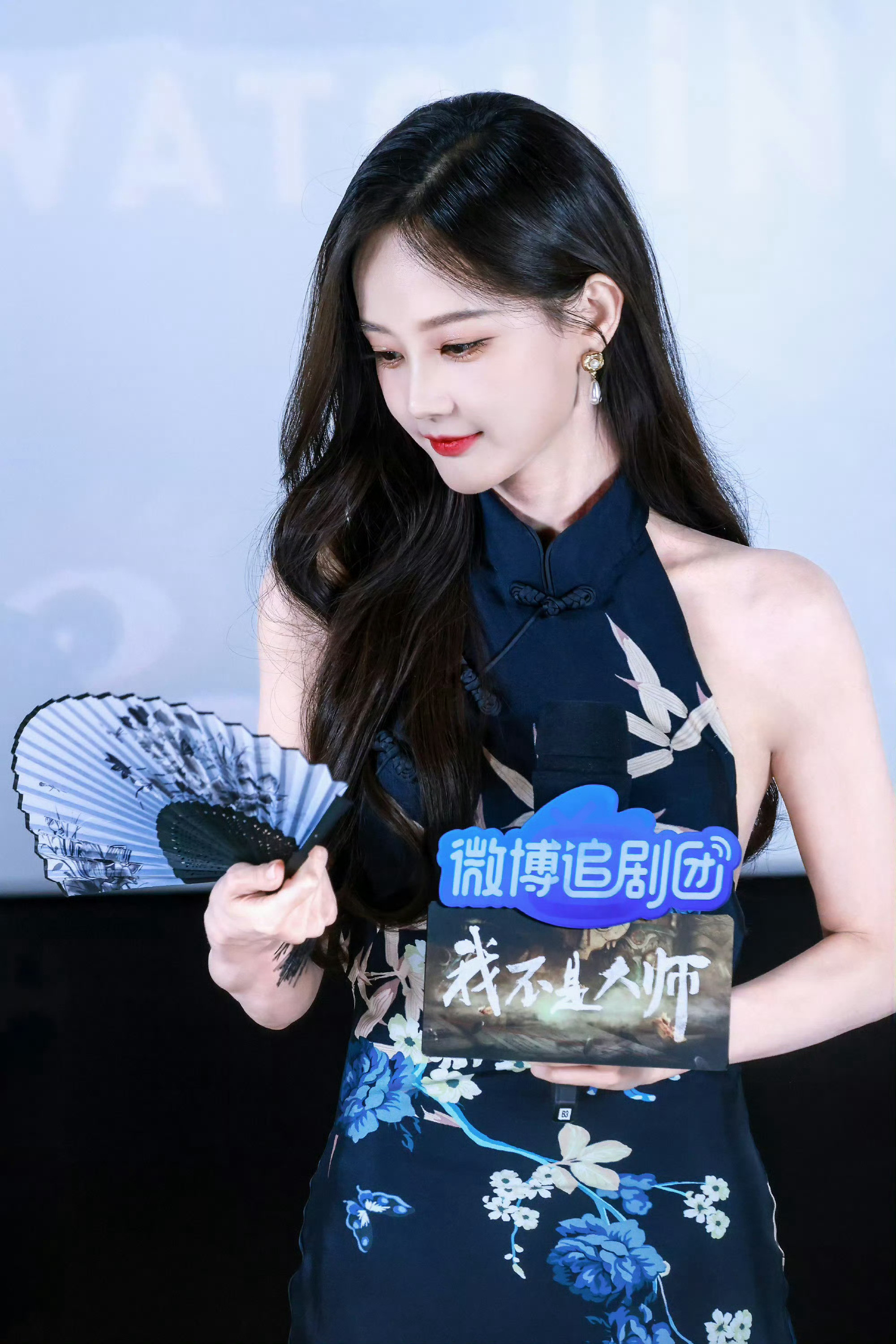 李一桐李一桐裸背旗袍李一桐李一桐