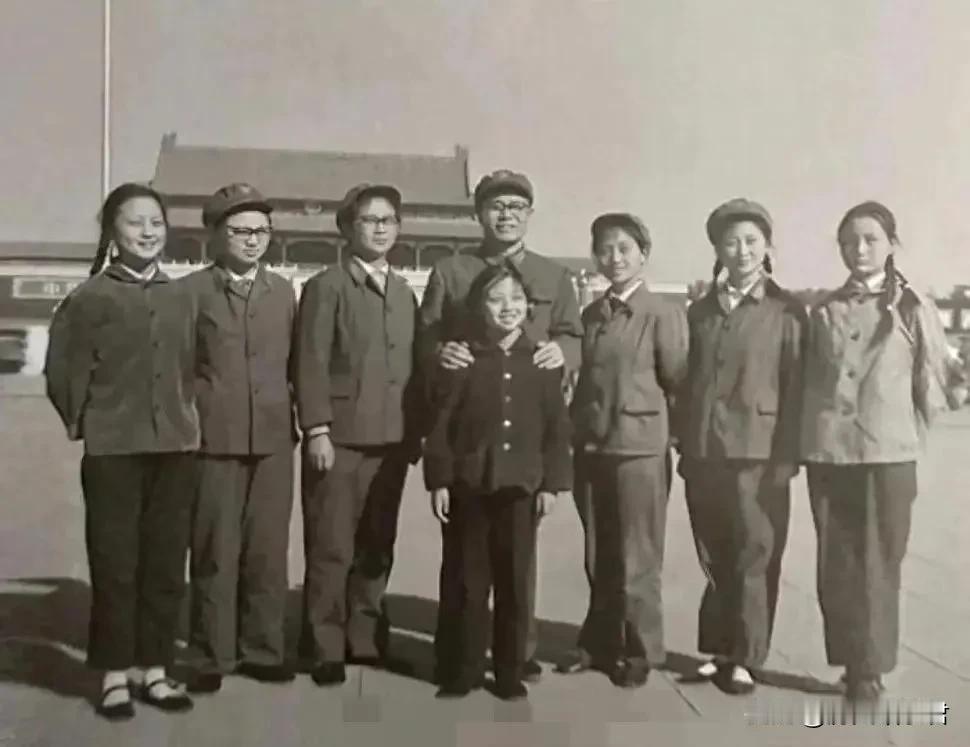 不能错过珍贵照片70年代，王兆相少将和老战友吴荣正的七个女儿一张罕见合