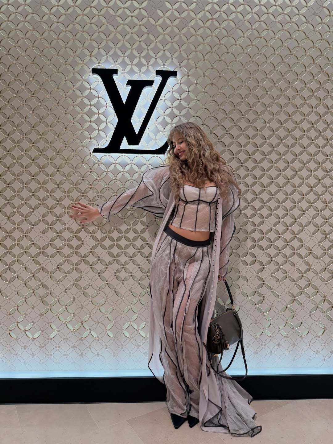 251205Lisa更新IG🐣哈哈哈哈果然和孔刘合影了📸