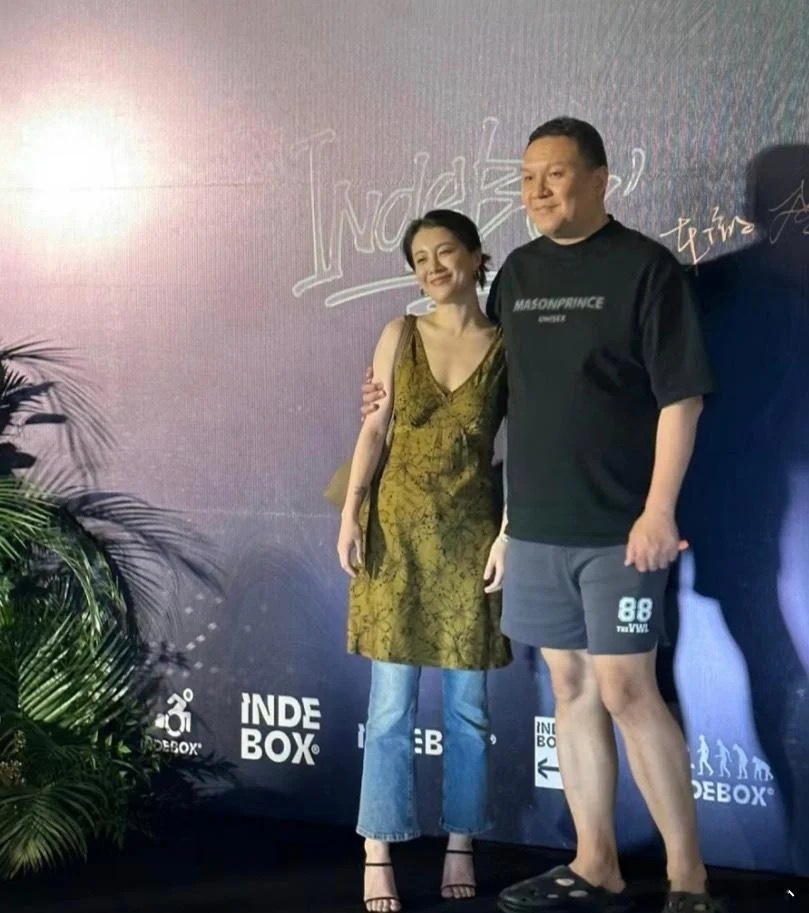 事实证明，头发放下来比束发好看。