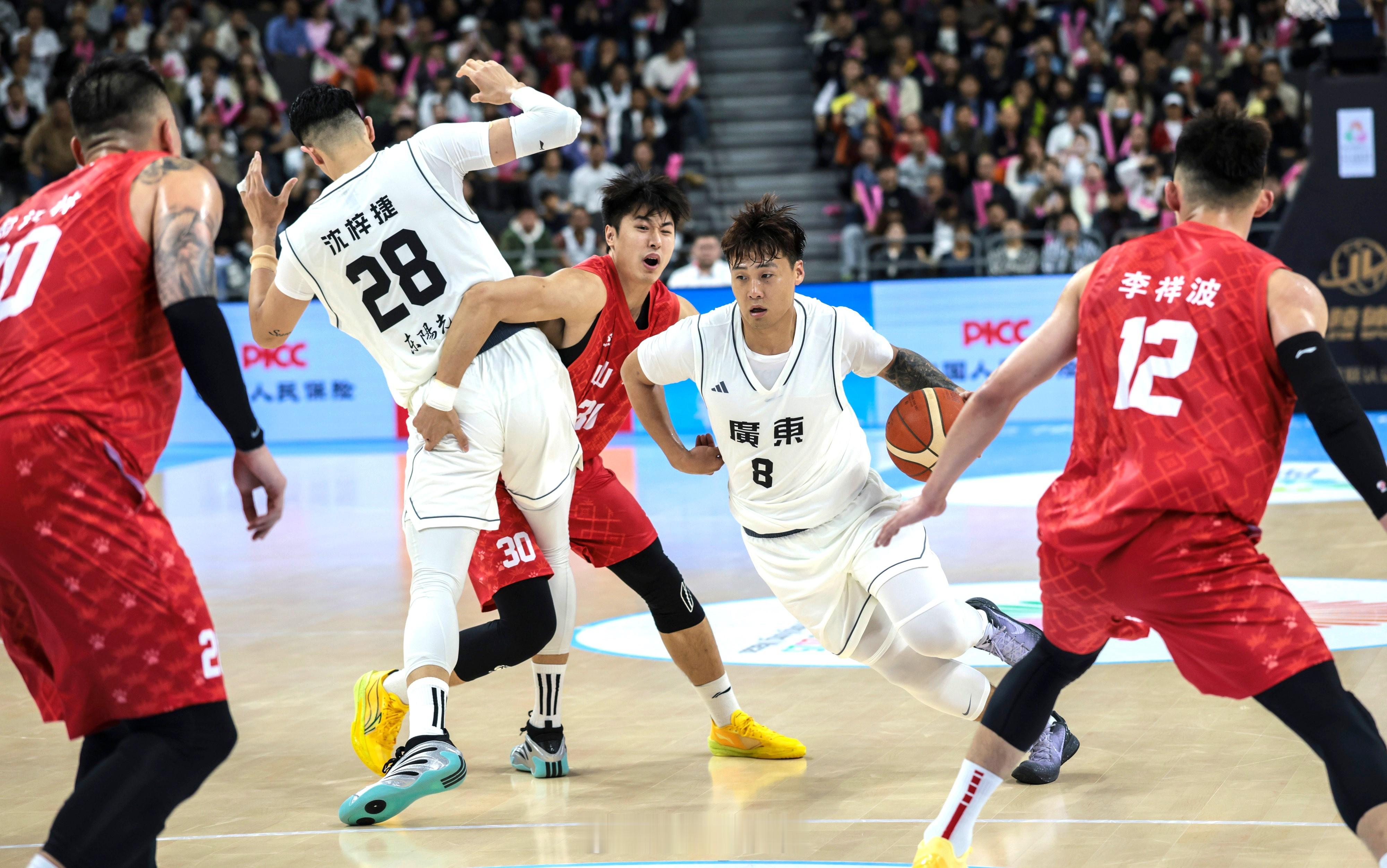 北京首钢本次全运男篮，北京首钢新赛季注册CBA的球员一共12人参赛，涉及5个队