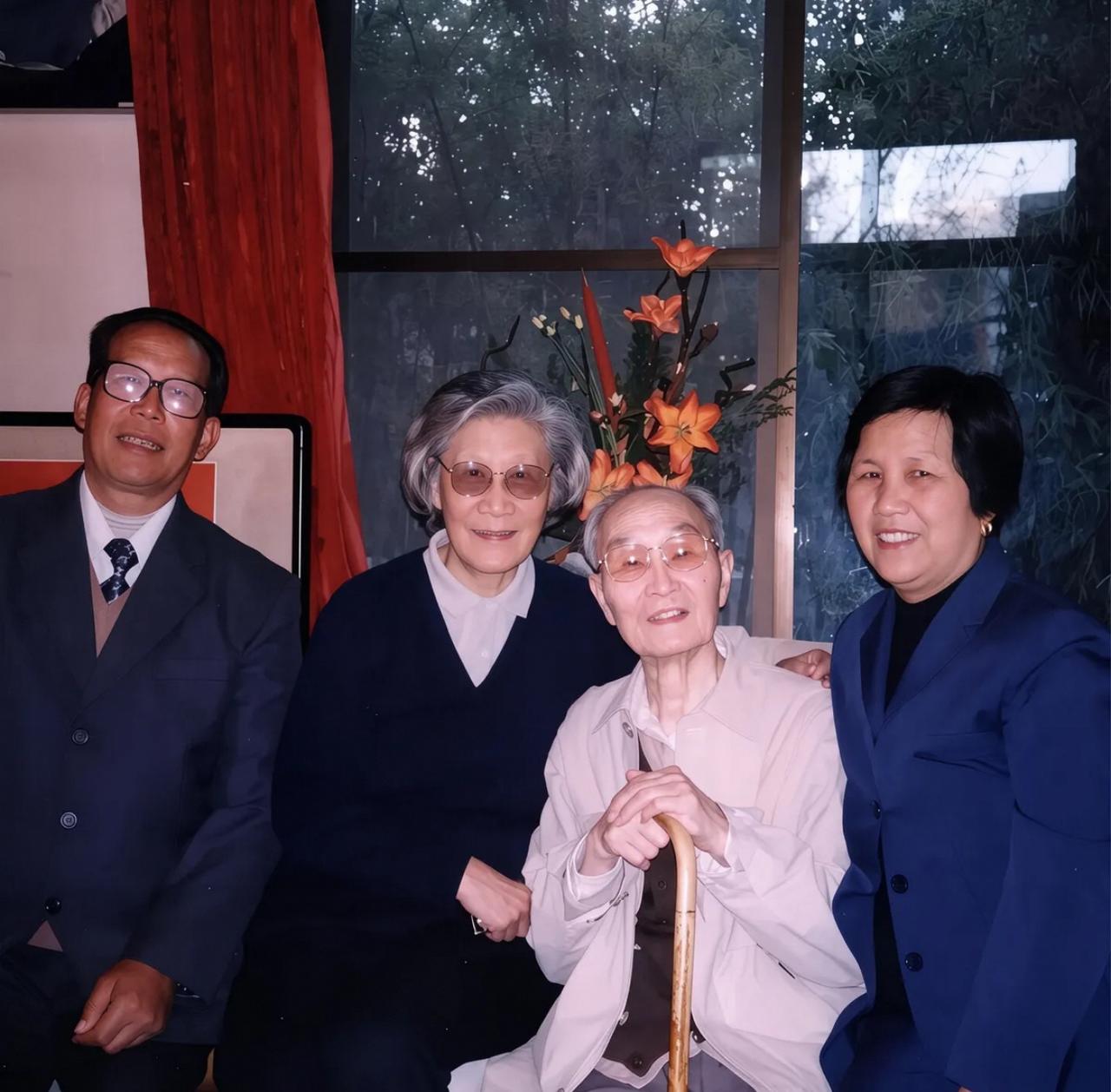 1999年，开国上将张爱萍与夫人李又兰、侯玉兰夫妇在一起的合影。早在上世纪六