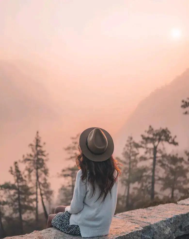 刷到一条吐槽男人的视频，说“哄老婆是怕她跑，疼情人是怕她走”，底下全是女生点赞。