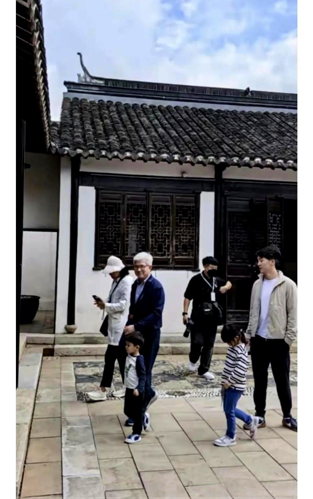 罗康瑞和朱玲玲刚走完仪式，转身就和前妻坐一块儿喝咖啡了。没人安排，没摆pose