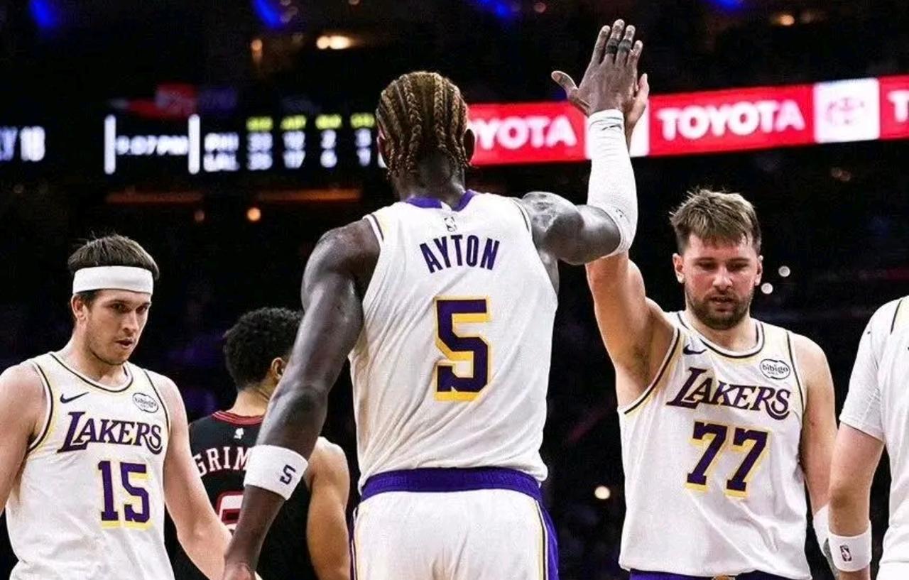 现在的77和威少犯的是一个毛病，那就是漏人，只不过漏的原因不一样，威少是脑子不行