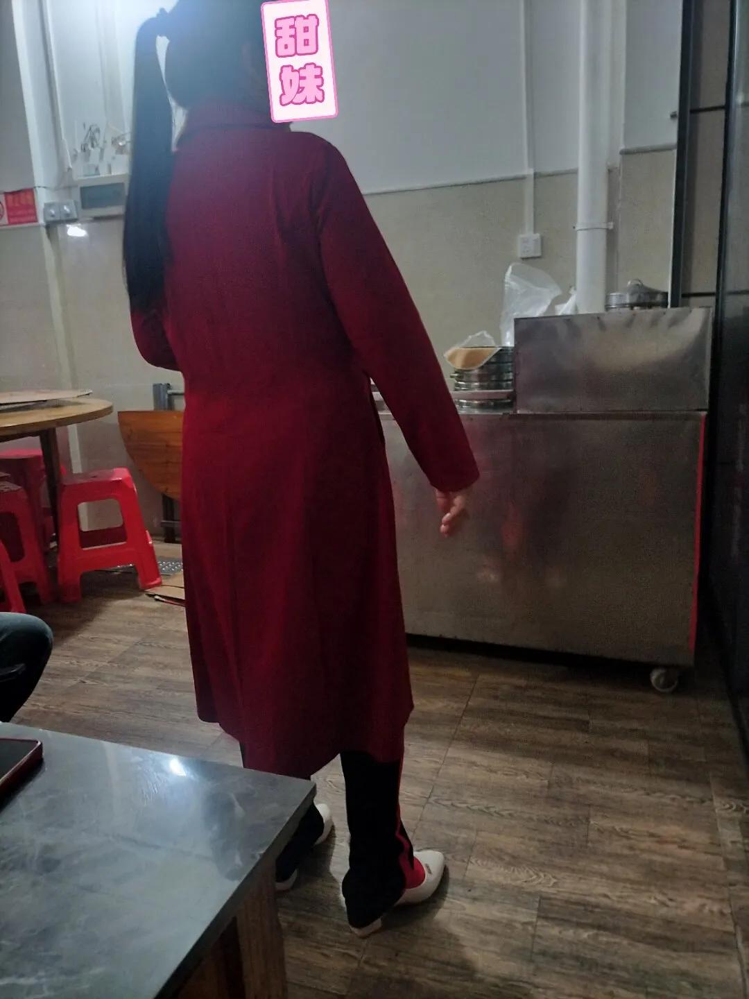 这个穿红衣服的阿姨50多岁了，她以前给我介绍过对象，可男方的亲戚看到我时，把我当
