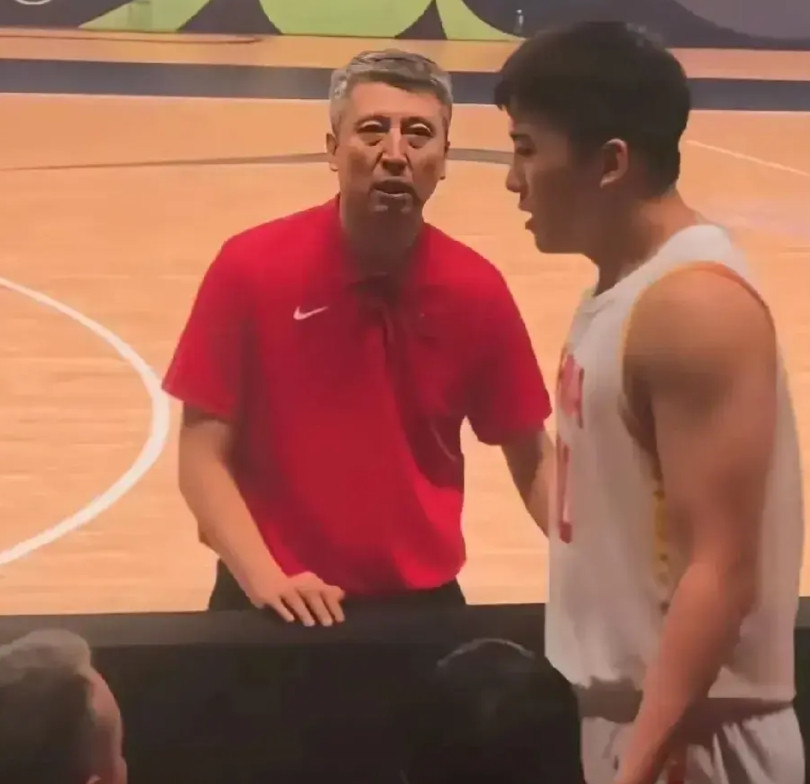 请不要拿阵容不整说事，同样是阵容不整，郭士强可以把中国男篮带进四强，而杜峰却只是