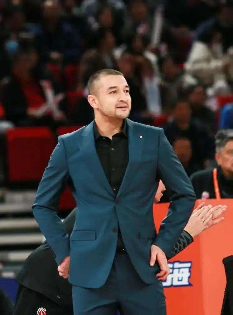 西热力江20个月没接到一个CBA主帅的电话。这不是停职，是晾着。一个抖音有1