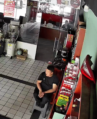 男子闲着无聊拿起一根握力棒想锻炼一下身体？结果一不小心被突然反弹的握力棒打中下