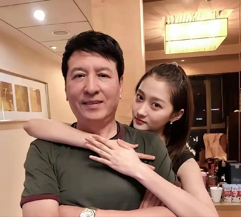 鹿晗给所有恋爱中的男生提了个醒找对象可以找漂亮的，也可以找家境好的，但千万不能找
