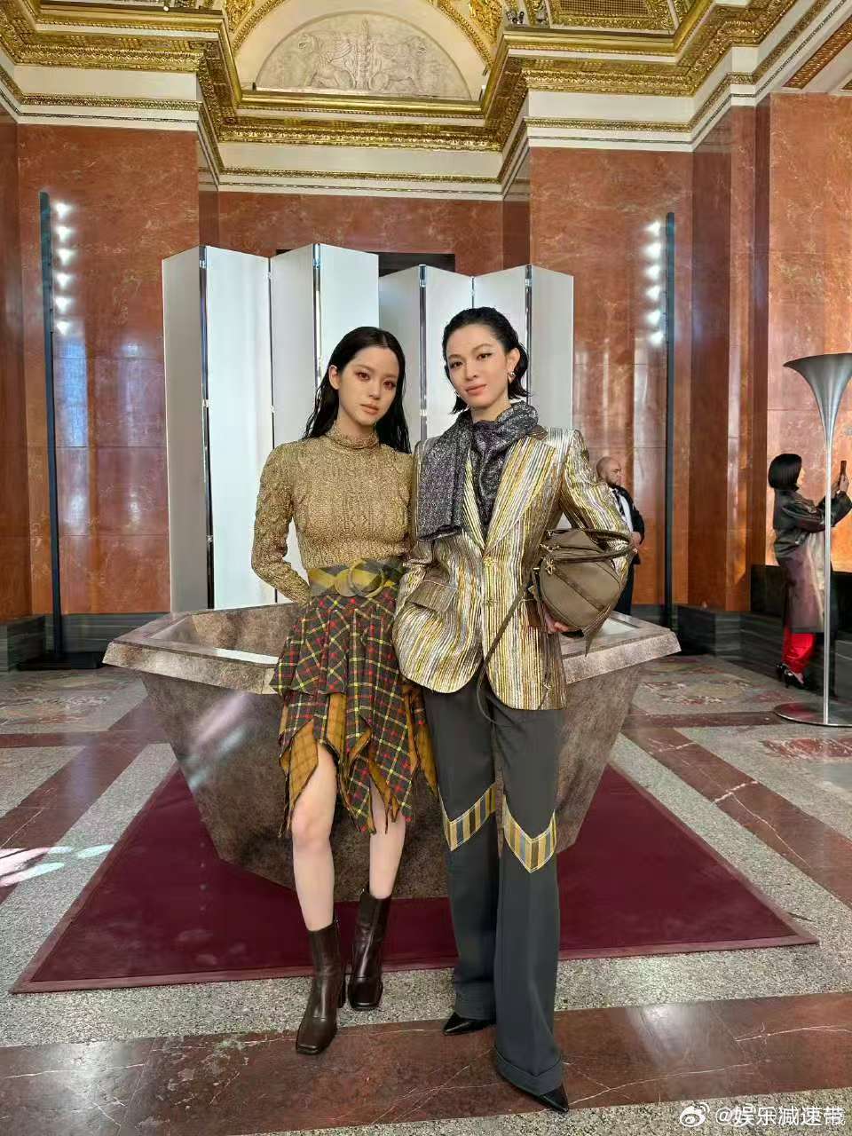 钟楚曦欧阳娜娜合照钟楚曦欧阳娜娜看秀合照钟楚曦短发配金色西装，气场全开；欧阳娜娜