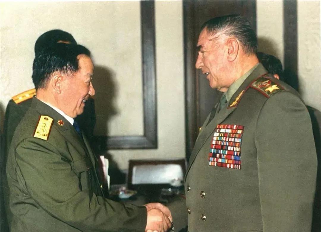 1991年8月，迟浩田访问苏联，与苏联国防部长亚佐夫元帅举行会面，当年12月26