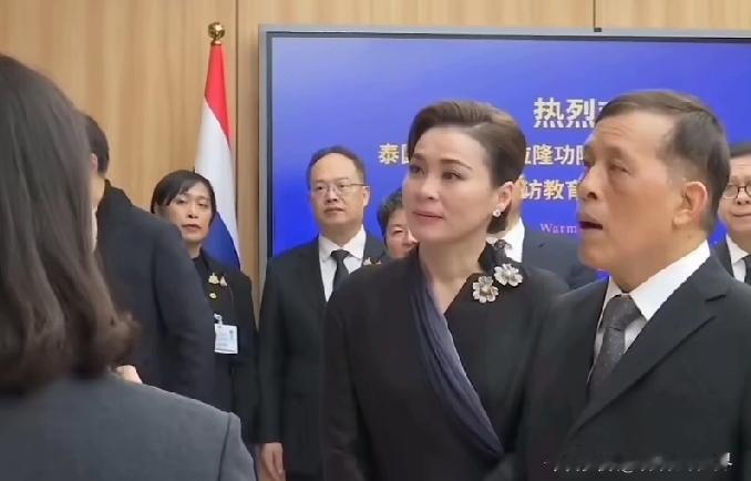 泰国国王偕王后在北京教育技术中心打卡，直接被中国智慧教室“圈粉”，那震撼模样真实