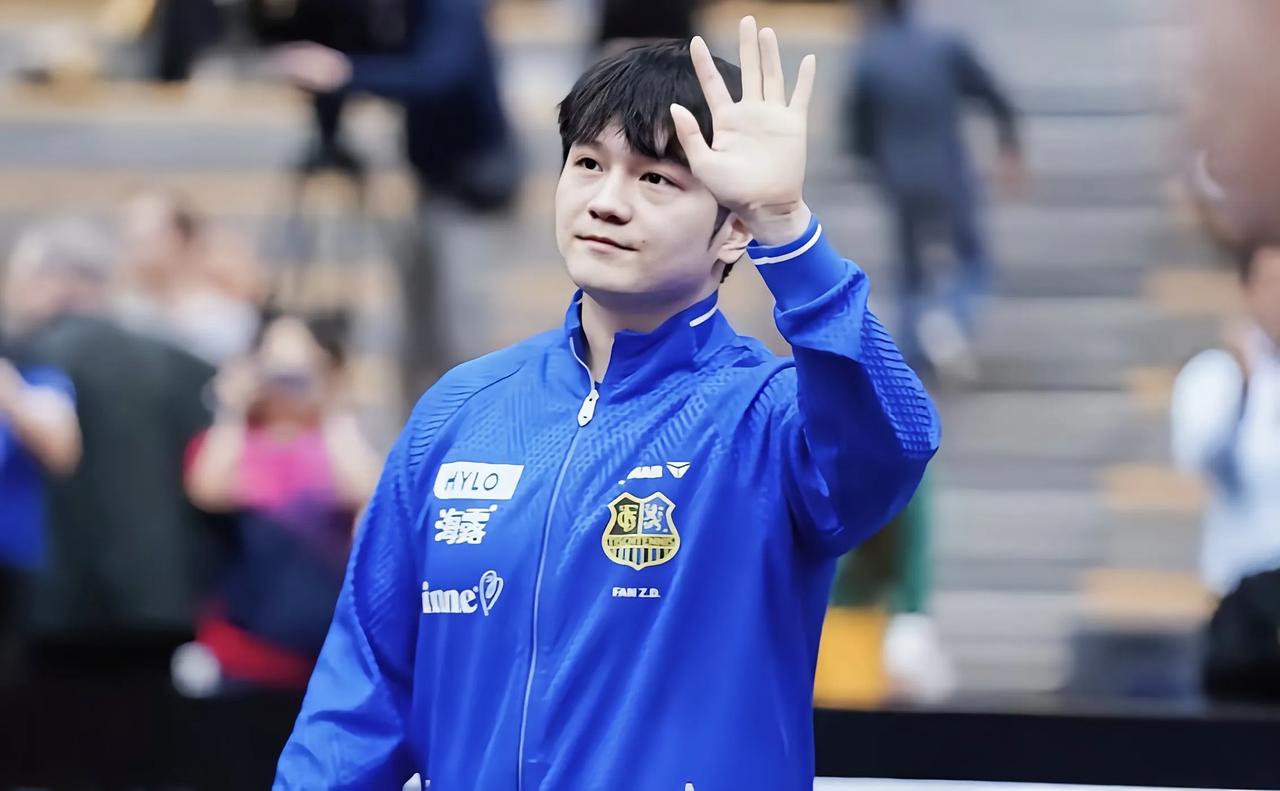 看哭了，樊振东赛后720度旋转，向观众席挥手致谢不想说一声再见萨尔布吕肯的球馆