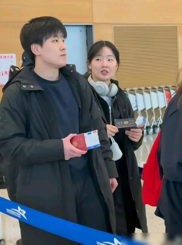 张本兄妹候机前往香港参加25年WTT年度总决赛我自己先把事捋一下：就是他