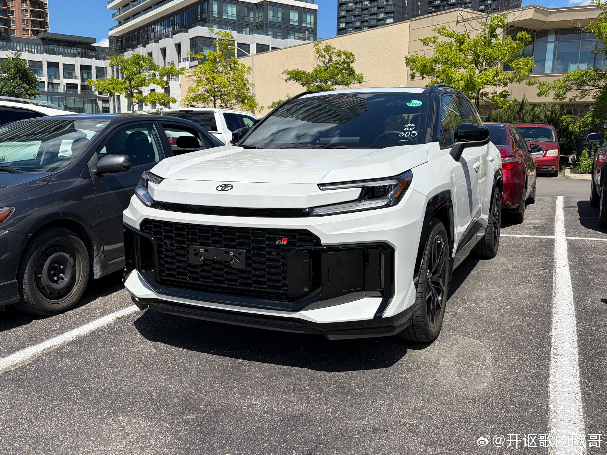 插电混动的丰田RAV4可谓是RAV4的完全体，即便在电量很低的时候发动...