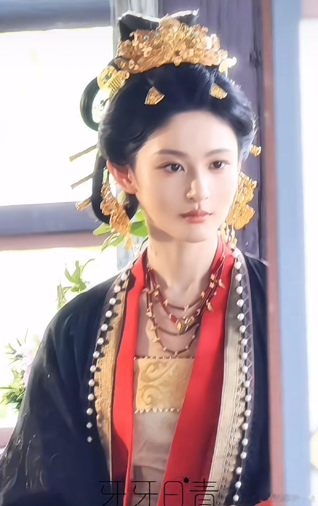 赵晴华丽的妆造也还蛮好看