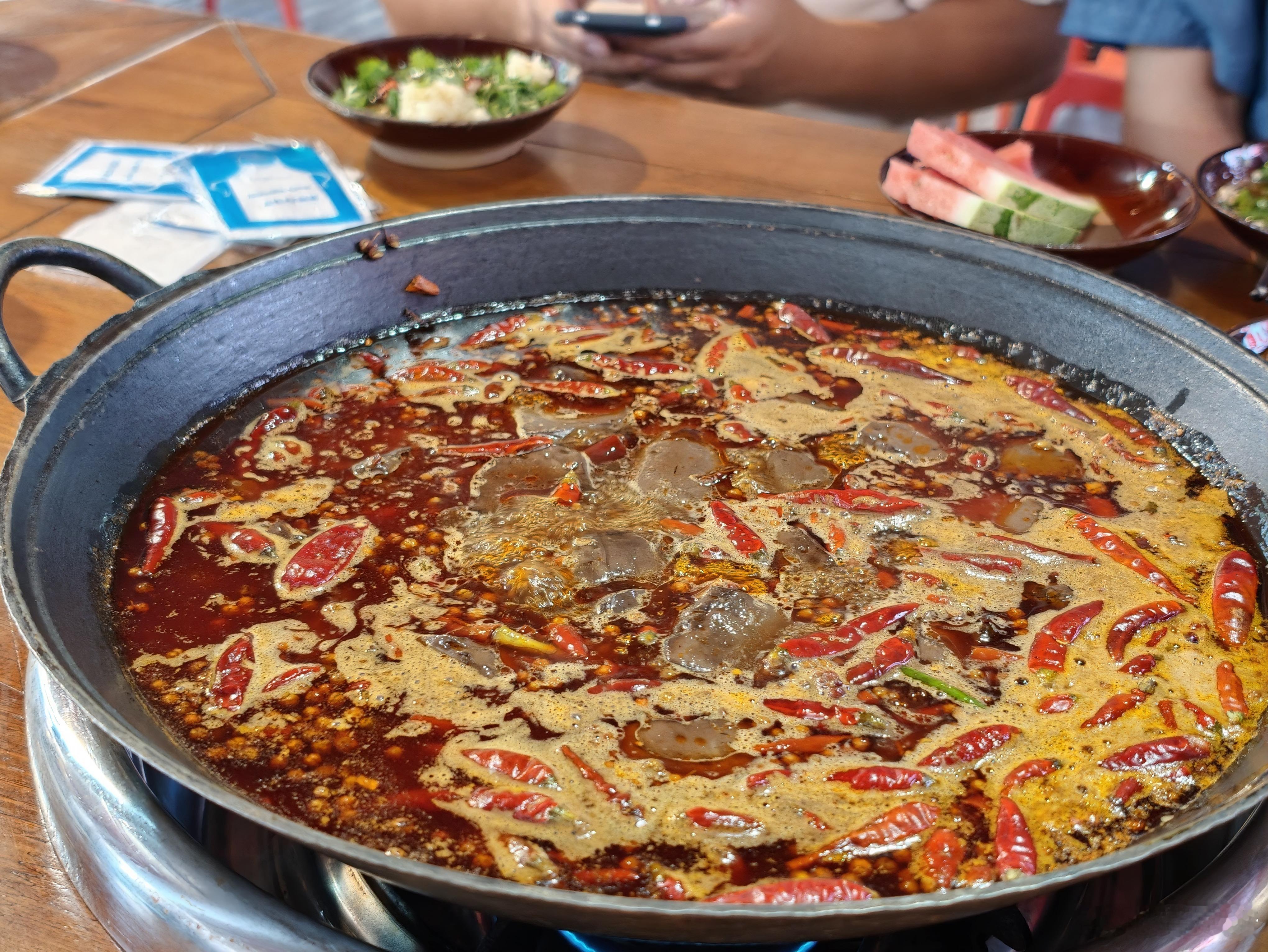 怎么感觉落地成都就开始在吃吃吃吃吃但都很好吃，但也确实要吃撑到吐了成都