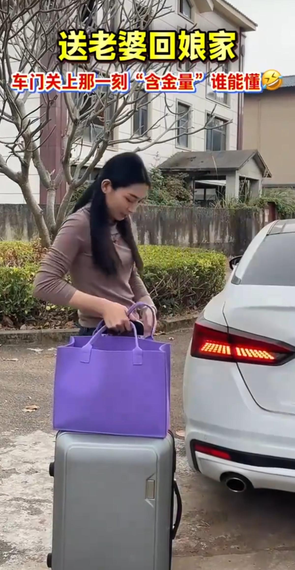 妻子回娘家搬空行李，车门关上的瞬间，藏着婚姻里的心酸拉扯家门口，女子把行李