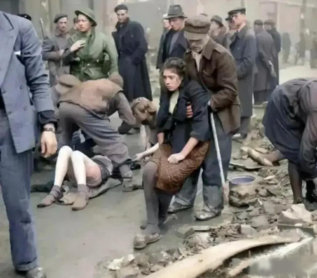 这张留存的旧照片定格在1945年奥斯纳布吕克被英军攻克之后。硝烟尚未散尽的城市街