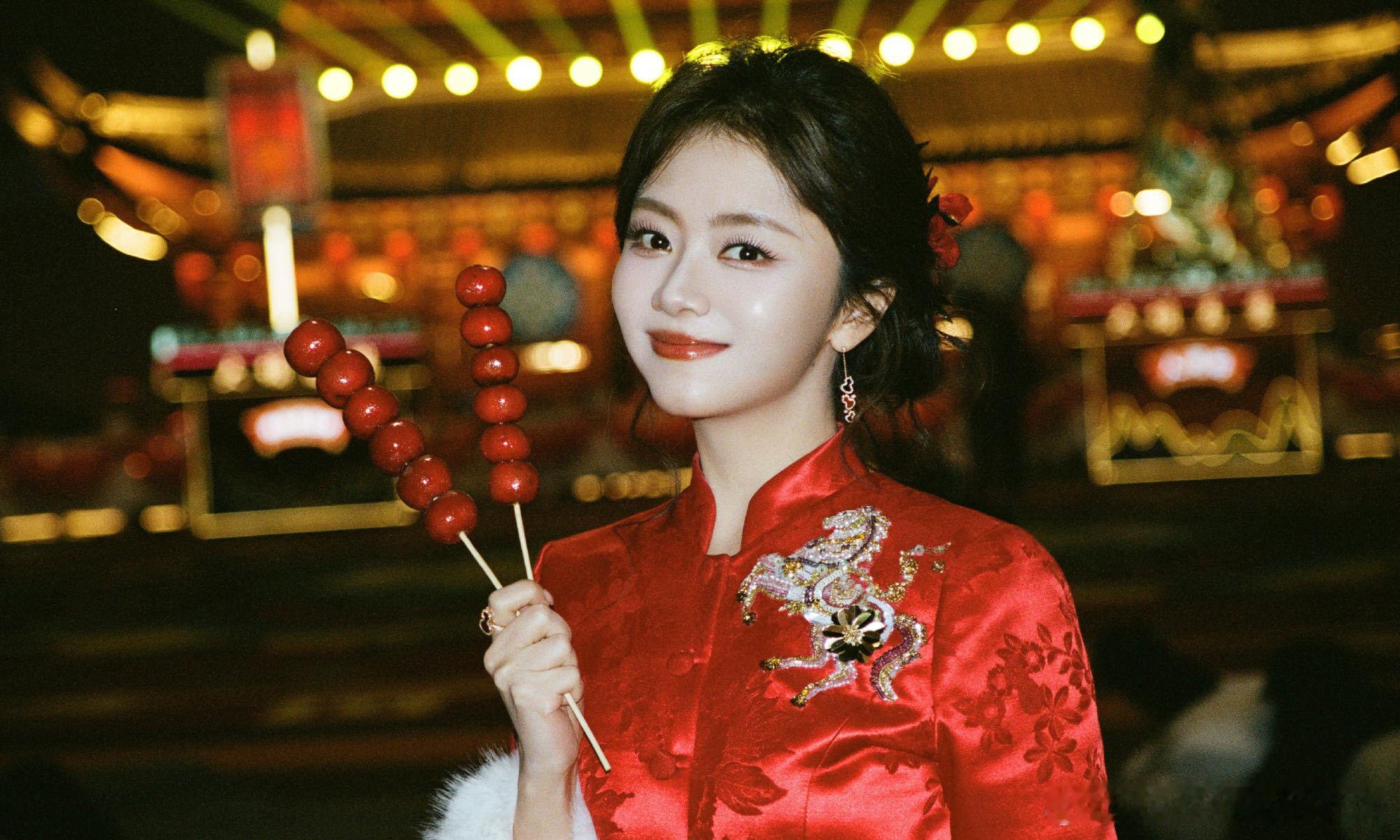 谭松韵红包🧧谭松韵好喜庆花絮好甜！谭松韵宜宾发红包，乡音乡情超喜庆。