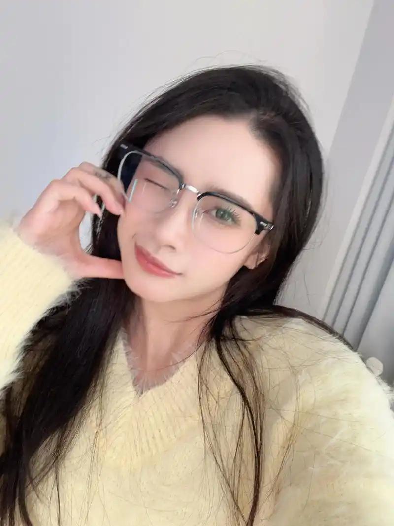 你摘眼镜听不清别人说话，从来不是听力变差，是你的大脑太会摸鱼偷懒。 戴着眼镜