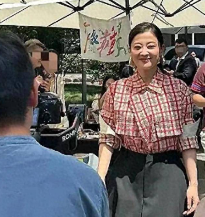50岁梅婷南京街头被偶遇，生图状态惊呆网友！路人镜头下她腰粗脸肿、肉眼泡明显，法
