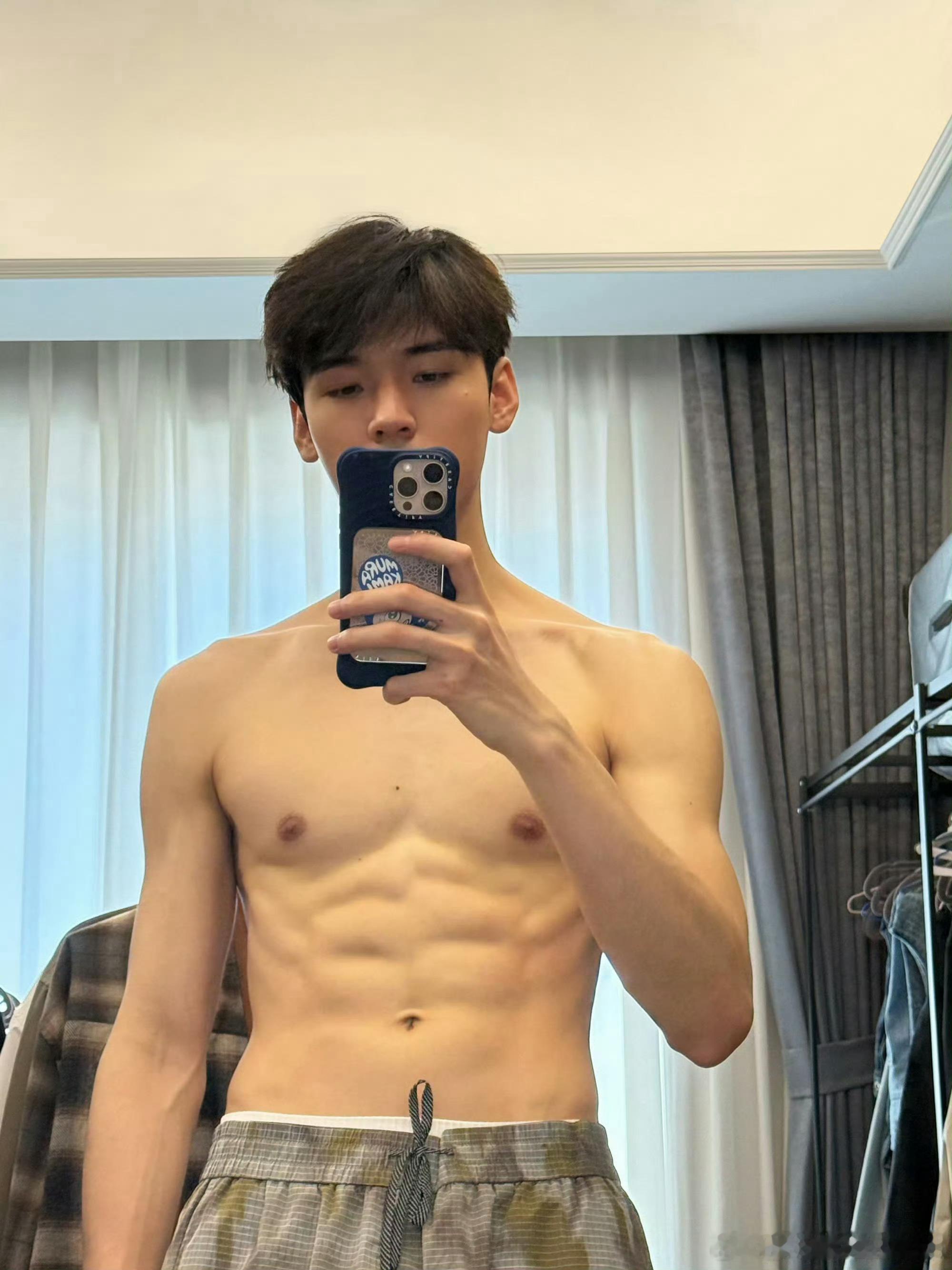 一天到晚说罗云熙瘦，龚俊肌肉跟他不是也差不多吗？图一龚俊，图二罗云熙，我看没差啊