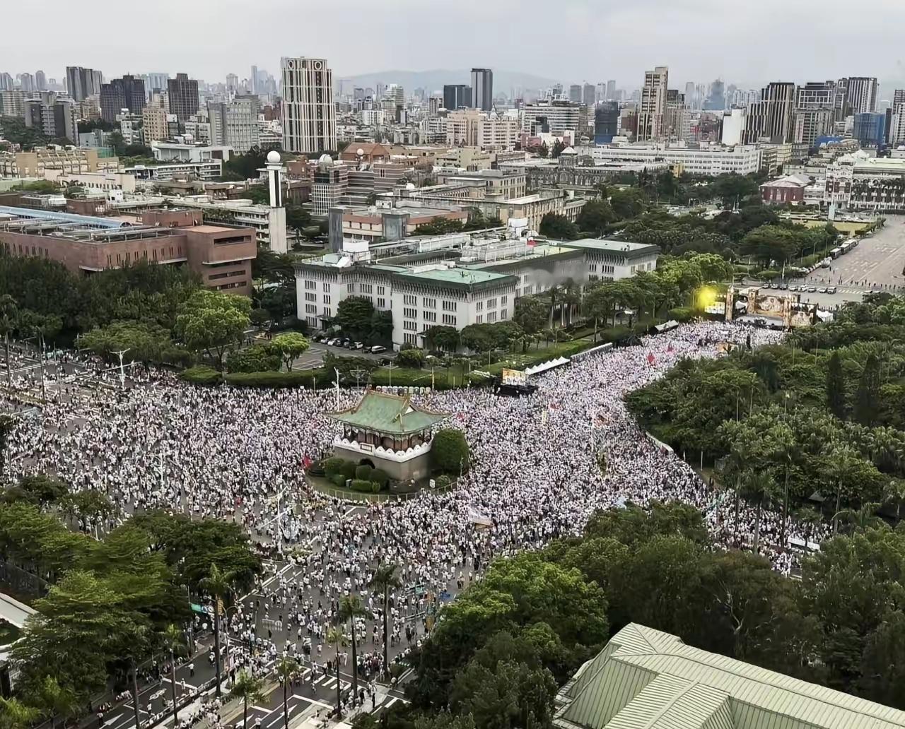 其实国民党的“7.25”凯道集会说明了一件事，那就是郑丽文低估了自己的能力，而蒋