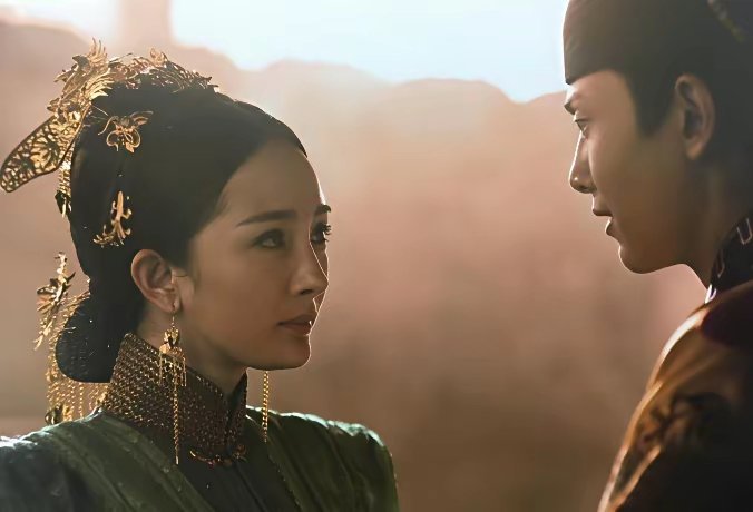 还得是拍正剧出道的演员，杨幂光是站在这儿就有很强烈的年代感出来了​​​