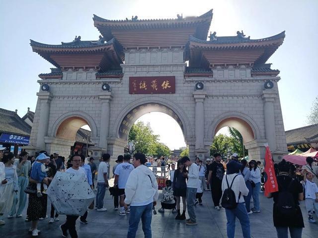 外媒破防了？中国长假不再“爆买”全球，钱都花在了国内景区！这种变化不是偶然