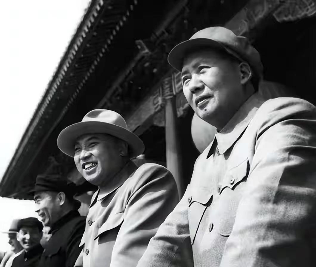 朝鲜方面发来请示，人民军急需六十万套棉衣过冬。报告送到中央，毛主席综合考量国内的