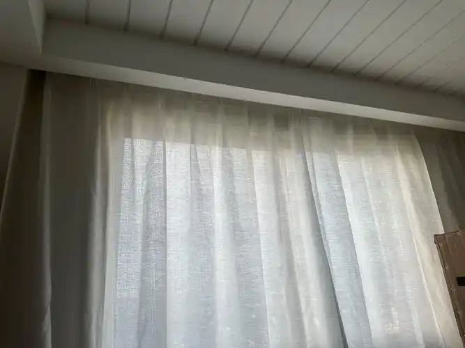 楼栋过近或壁刀煞正对气口，化解方法：1.种植高大绿植（如竹子、发财树、铁树），