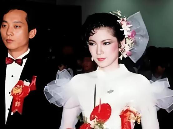 1985年，叛逃至台湾的飞行员萧天润娶了台湾美女主播张德芬，并获得了3000两黄