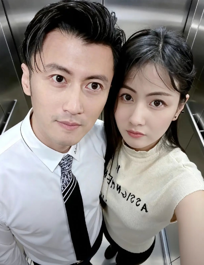 好奇和谢霆锋自拍的这女孩是谁？一夜之间，全网都在找谢霆锋！原来他和美女在电梯里
