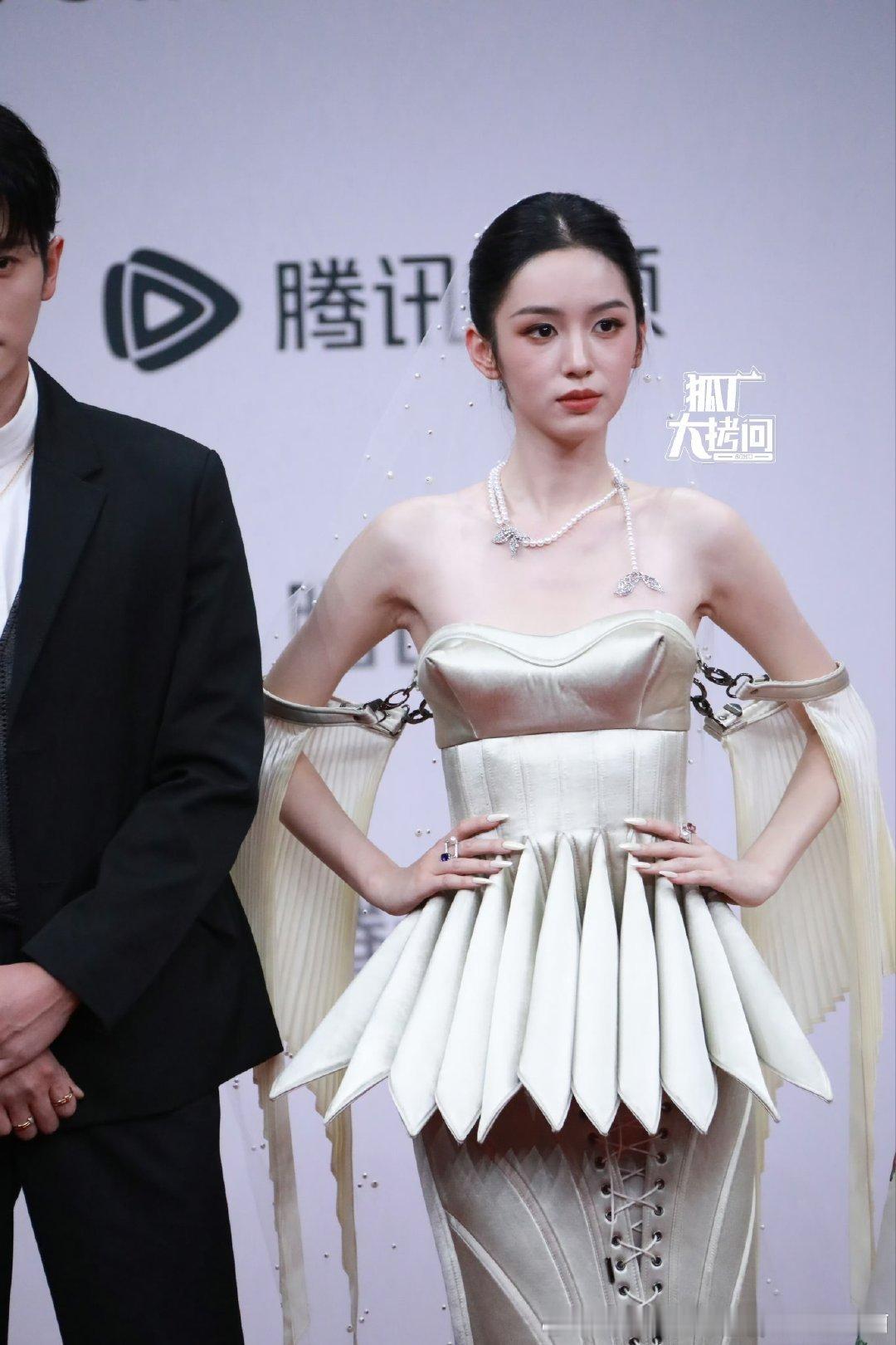 一场酣畅淋漓的火力全开的稠这套衣服拍照和现场都好折腾好拗（周也还先得把纱弄在胳膊