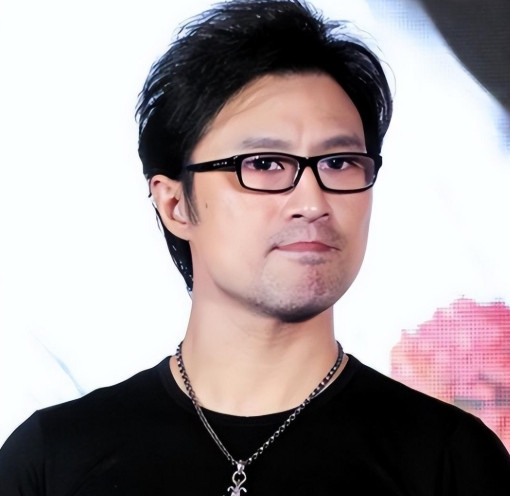 2005年，葛荟婕被汪峰赶出家门，她苦苦哀求汪峰：“我好歹给你生了个孩子，你多少