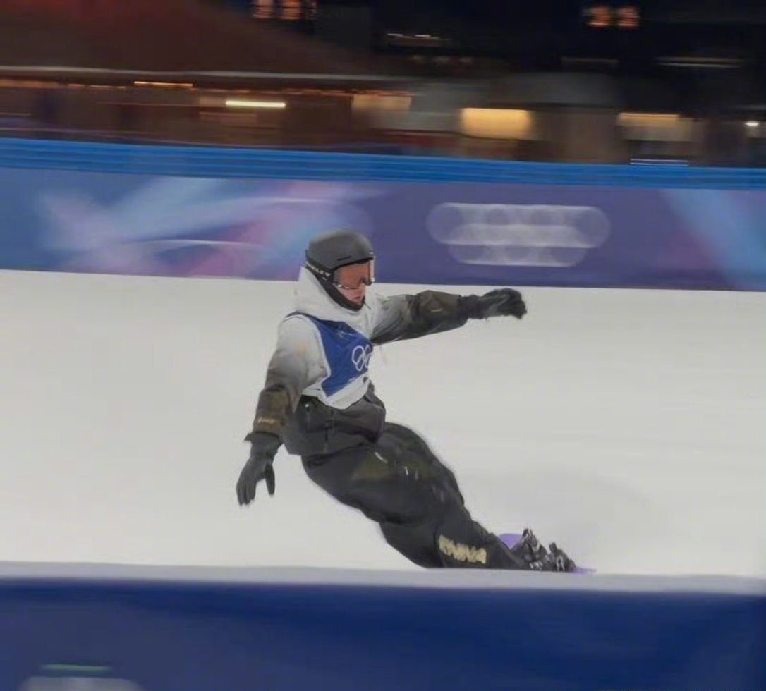 为苏翊鸣加油透露：“因为时差的原因也是比较疲惫的，还是更多地去适应一下自己的动