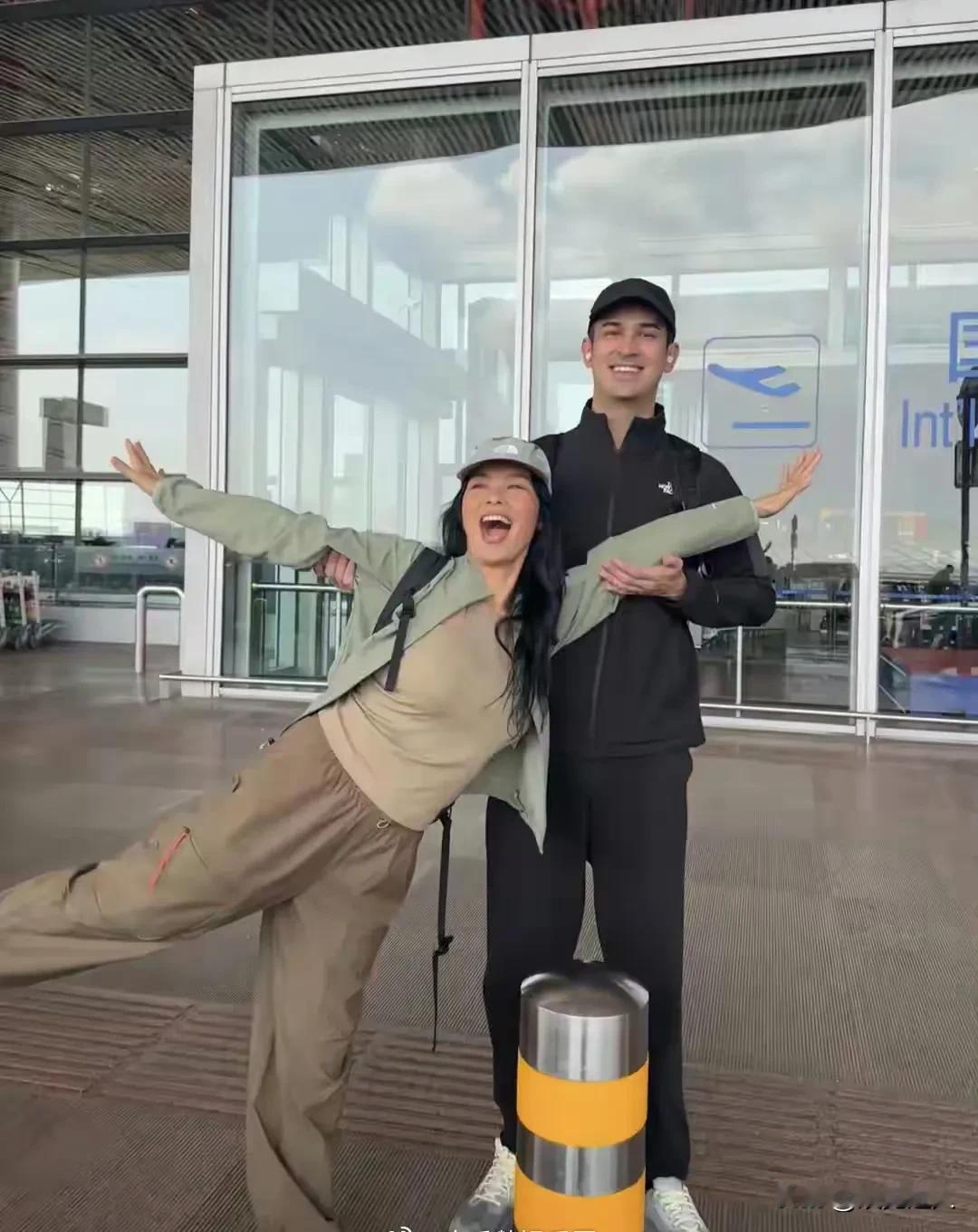 61岁的韦唯带着小儿子来到新疆！她这小儿子叫韦紫湦，今年27岁，个头可真不矮，得