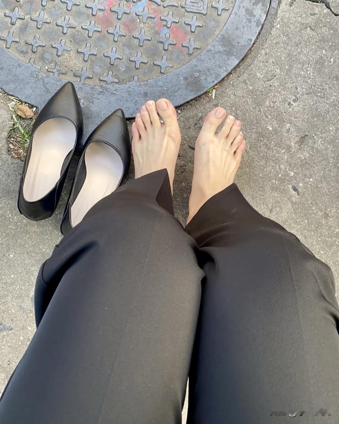 我脚汗也多，重点就两个：勤换+材质透气。袜子必须一天一换，鞋子不能连续穿两天