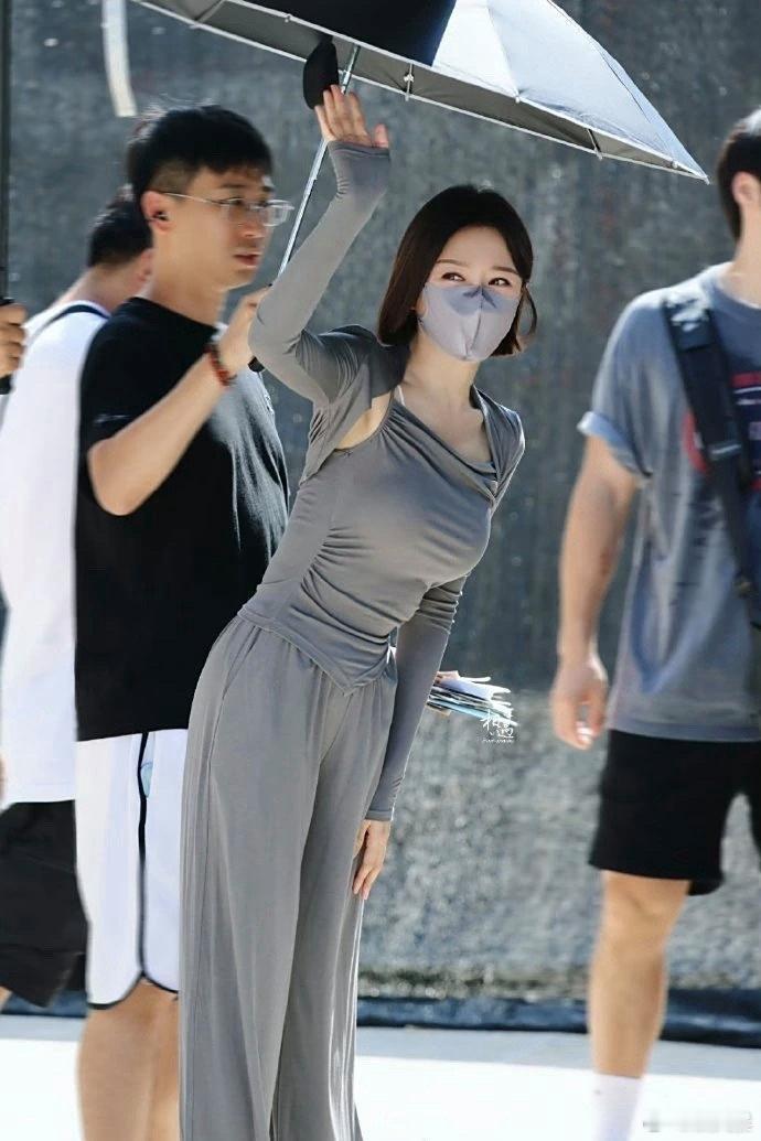 秦岚这套紧身服太绝！全是亮点，刷一次感叹一次～​​​