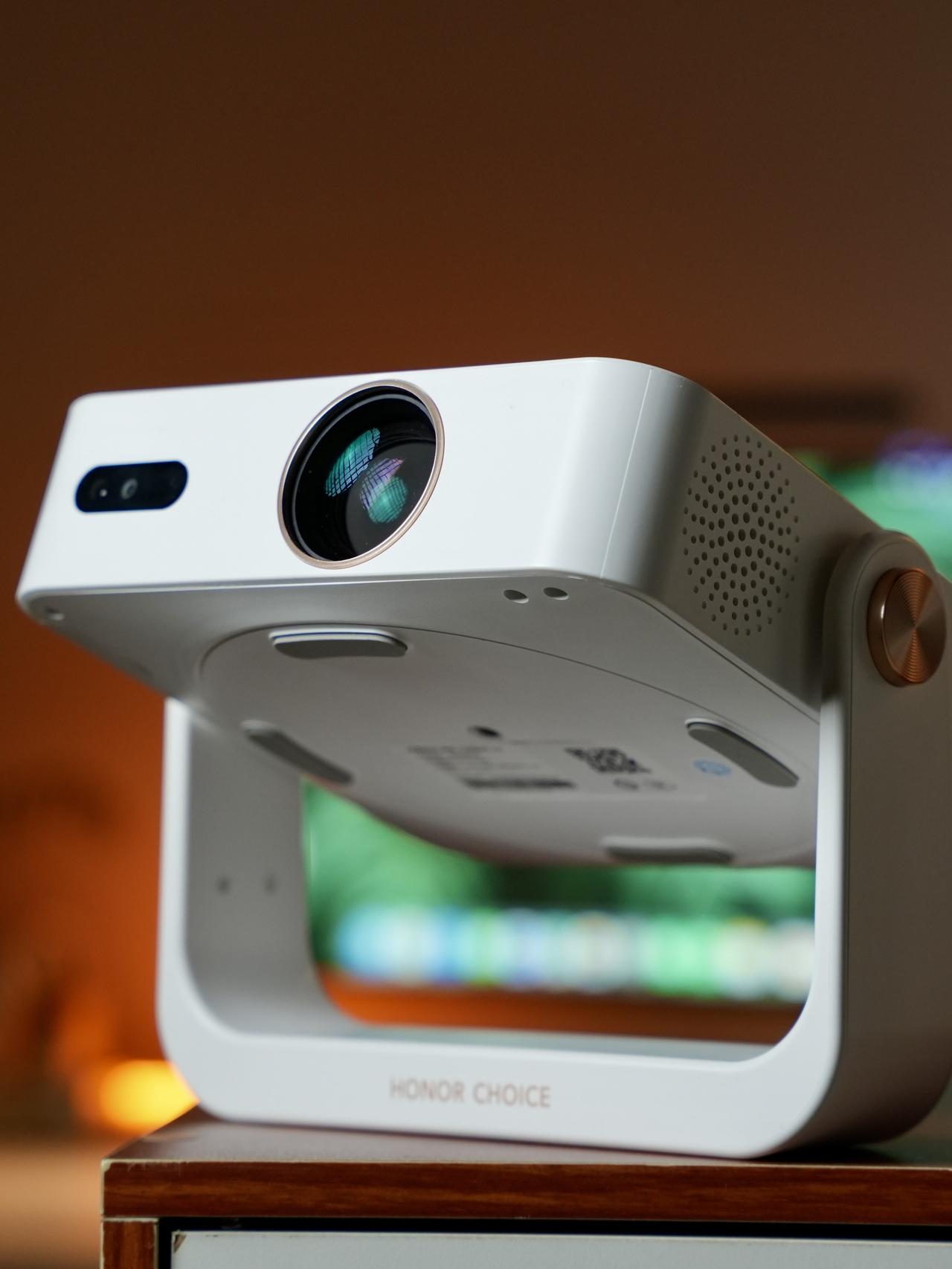 百元投影仪真香警告！荣耀这款AI神机躺着投天花板都清晰