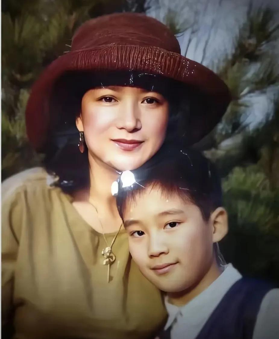 多读书真的有用，不信你看何晴的儿子，在妈妈的葬礼上，讲了短短几句话，却字字让人感