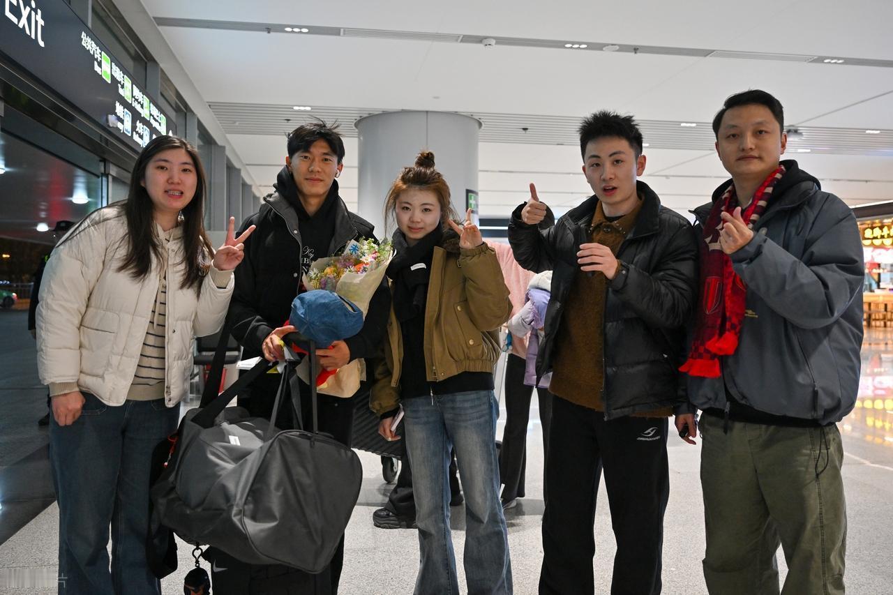 胡荷韬蓉城温暖归来，U23国足亚军英雄受热捧鲜花、玩偶与掌声交织，成都机场化