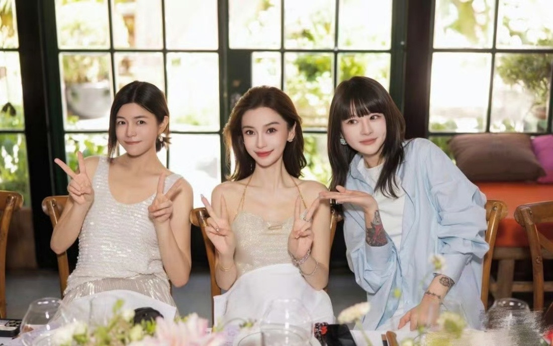 Angelababy参加闺蜜生日宴，啊啊啊美神降临！谁看了这张脸不迷糊[哭哭]​