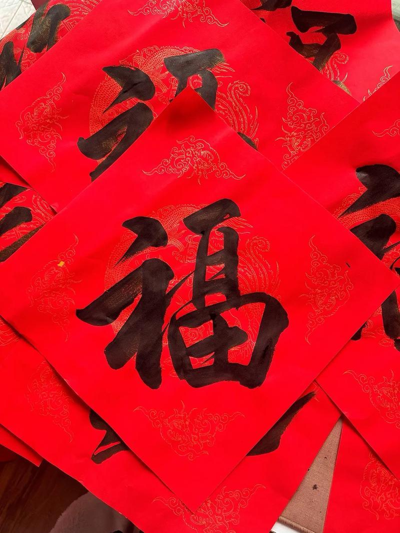 一进腊月就忙起来，扫房子、祭灶神，把旧年晦气全扫走。家家户户搡年糕、打麻糍，软糯