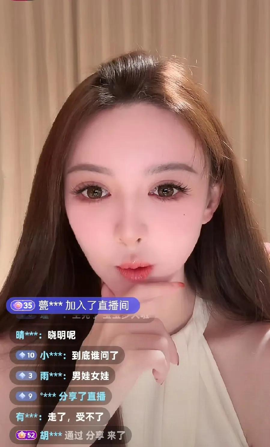 黄晓明前女友，叶珂回归直播了，一上直播间，立马10万人同时在线吃瓜，果然有个明星