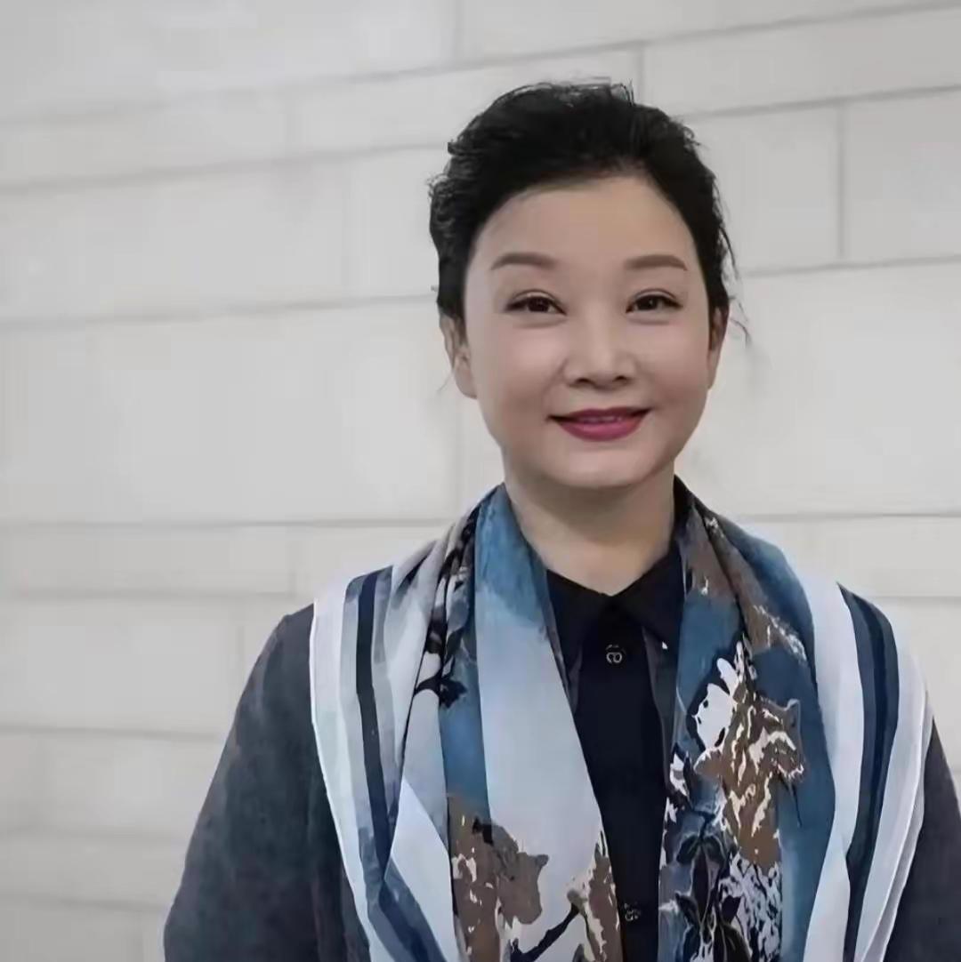 别再猜宋祖英“发福”了，58岁的她，状态好到吓人。最近一场私下聚会流出，她一身