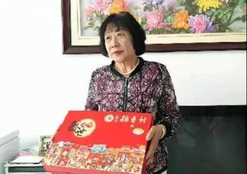 1987年，内蒙一男生考上大学，向女老师报喜，女老师高兴的从兜里掏出20块钱，塞