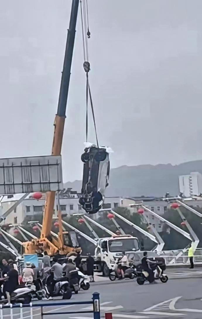 河南信阳玛莎拉蒂凌晨撞破护栏坠河，车上3人被打捞上岸事发8月23日凌晨4时30
